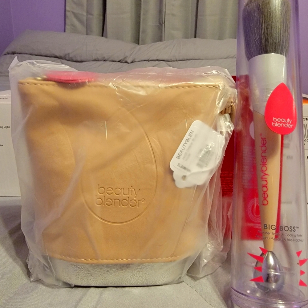Makeup brush and brush/ cosmetic bag